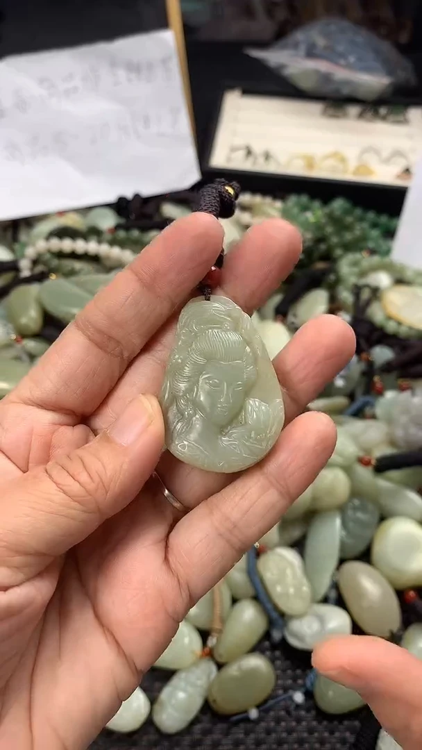 颈饰未镶嵌和田玉（多样性发一件）没有证书有瑕