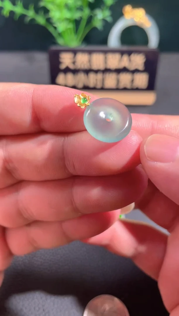 翡翠18K金镶嵌颈饰翡翠