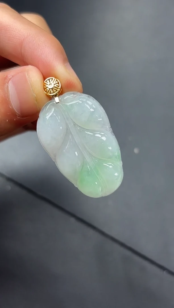 颈饰18K金镶嵌翡翠叶子