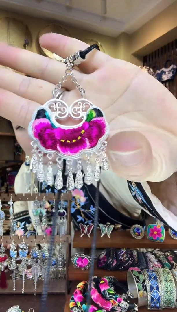 刺绣非遗刺绣民族风吊坠