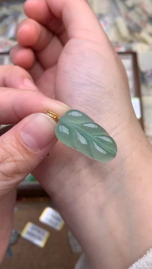 18K金镶嵌挂件翡翠一