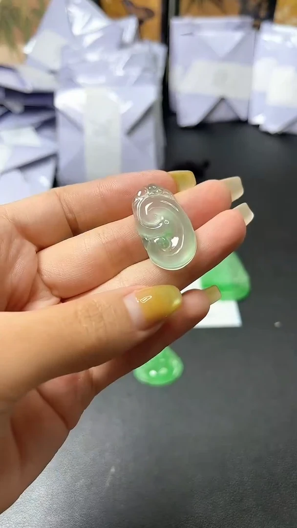 翡翠未镶嵌颈饰时尚女士精品吊坠