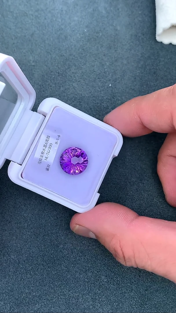 颈饰未镶嵌水晶3.6克拉