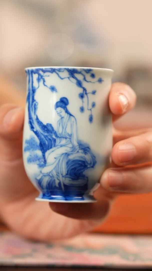 天心雅器仕女图手握杯