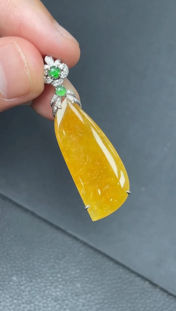 颈饰18K金镶嵌翡翠随形