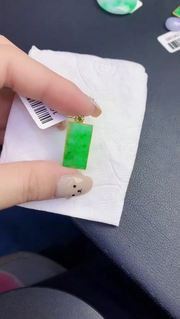 颈饰18K金镶嵌翡翠缅甸天然翡翠A货