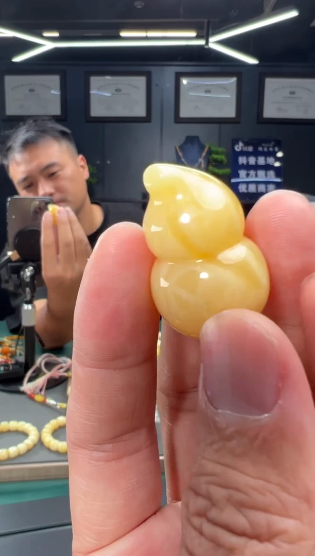 裸石琥珀未镶嵌葫芦