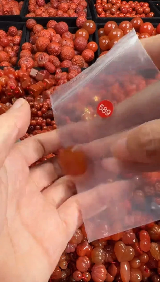 南红玛瑙未镶嵌颈饰1