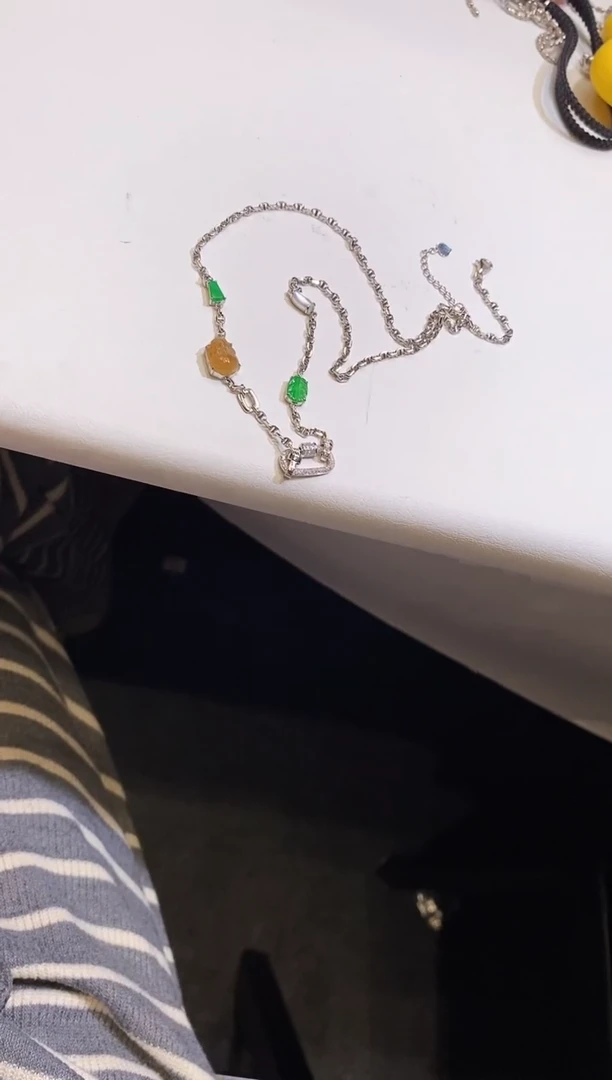 项链18K金镶嵌翡翠项饰