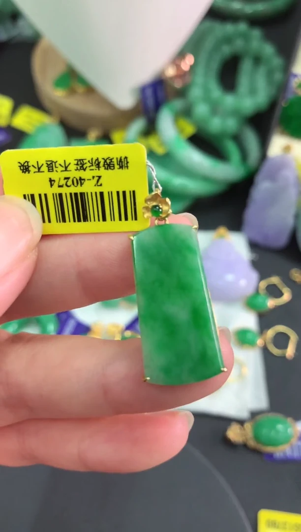 颈饰18K金镶嵌翡翠挂件