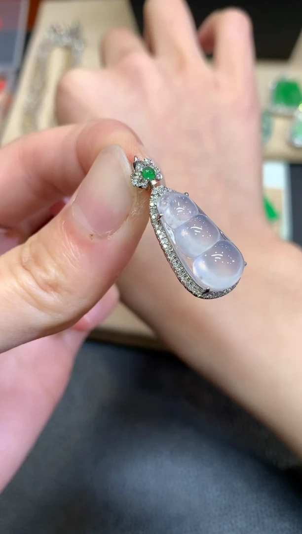 【闪购商品】翡翠颈饰18K金镶嵌福豆【无服务费】