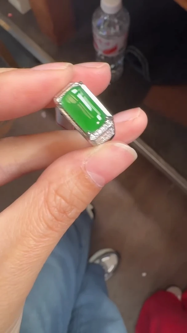 未镶嵌定制翡翠翡翠A货有轻微色差属于正常现象，戒指多样性发货1