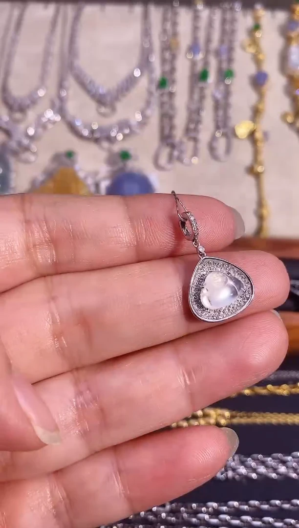 翡翠18K金镶嵌颈饰吊坠