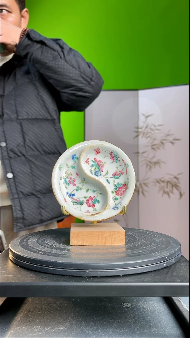 茶器半****）粉彩花卉文房