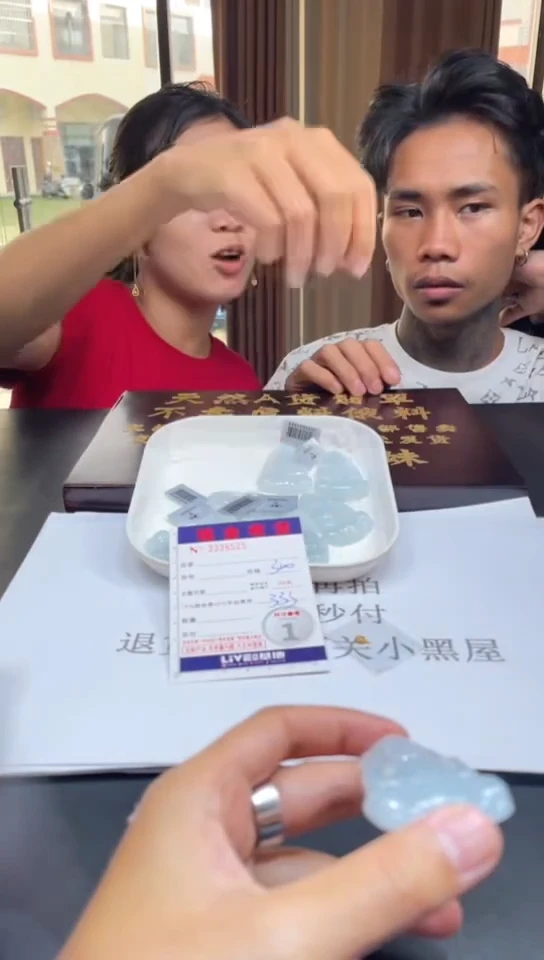 定制翡翠未镶嵌未抛光毛货多样性发其一拍一发一8525配金扣