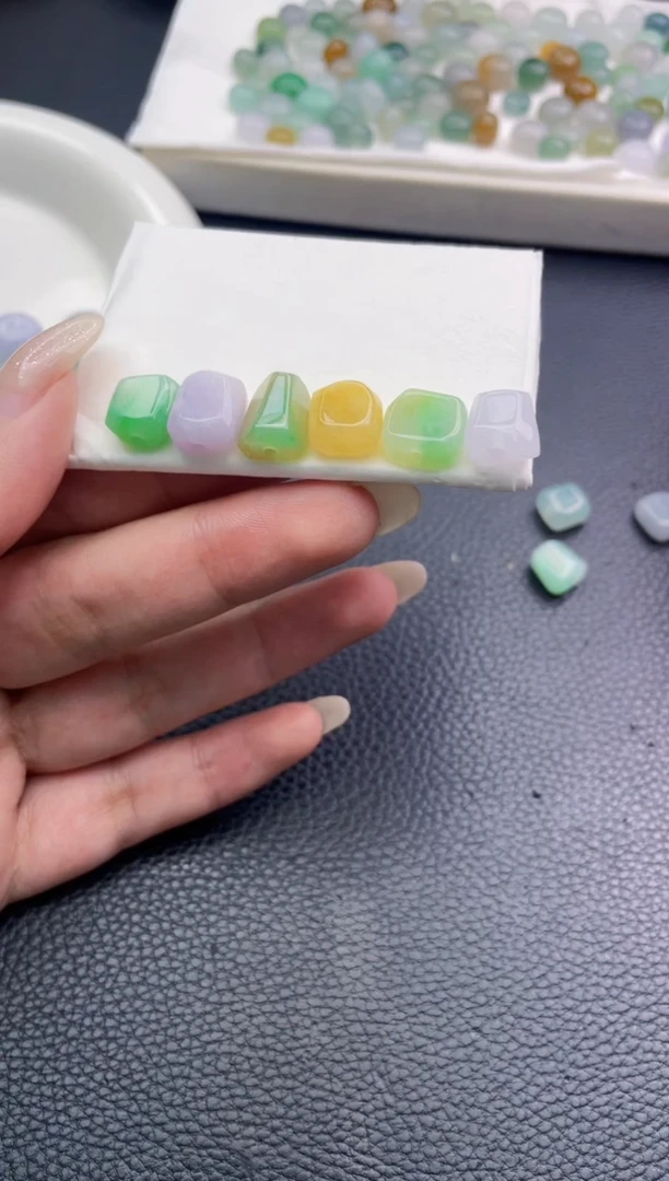 未镶嵌定制翡翠自*。珠子