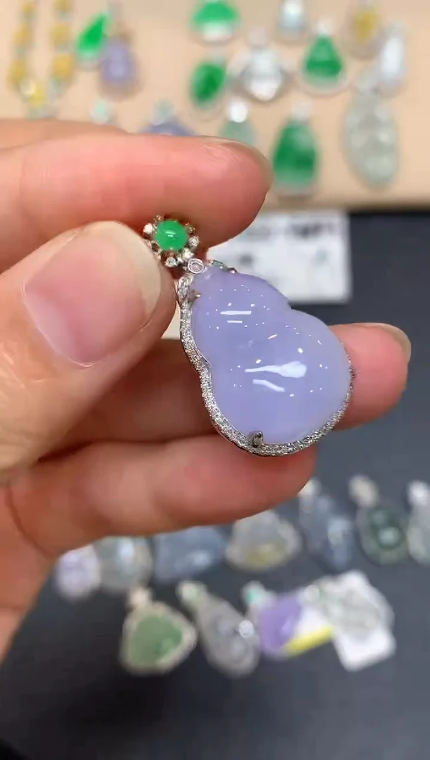 颈饰18K金镶嵌翡翠葫芦【无服务费