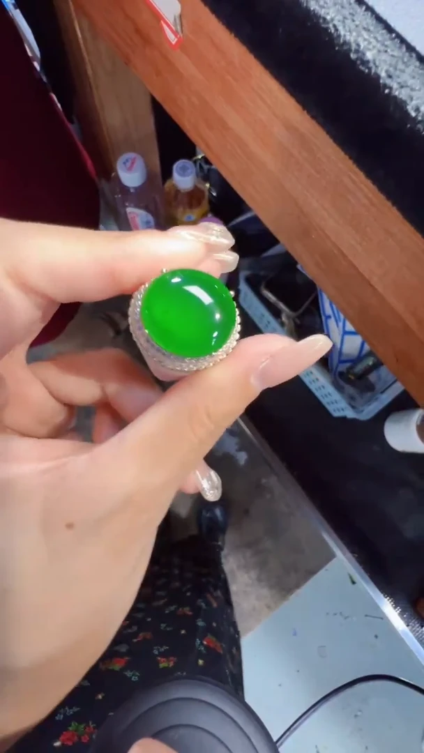 定制翡翠未镶嵌翡翠A货有轻微色差属于正常现象，蛋面多样性发货1
