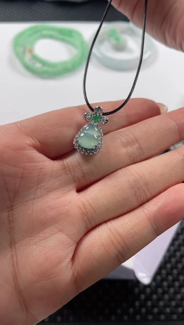 颈饰未镶嵌翡翠（多样性发一件）葫芦挂坠