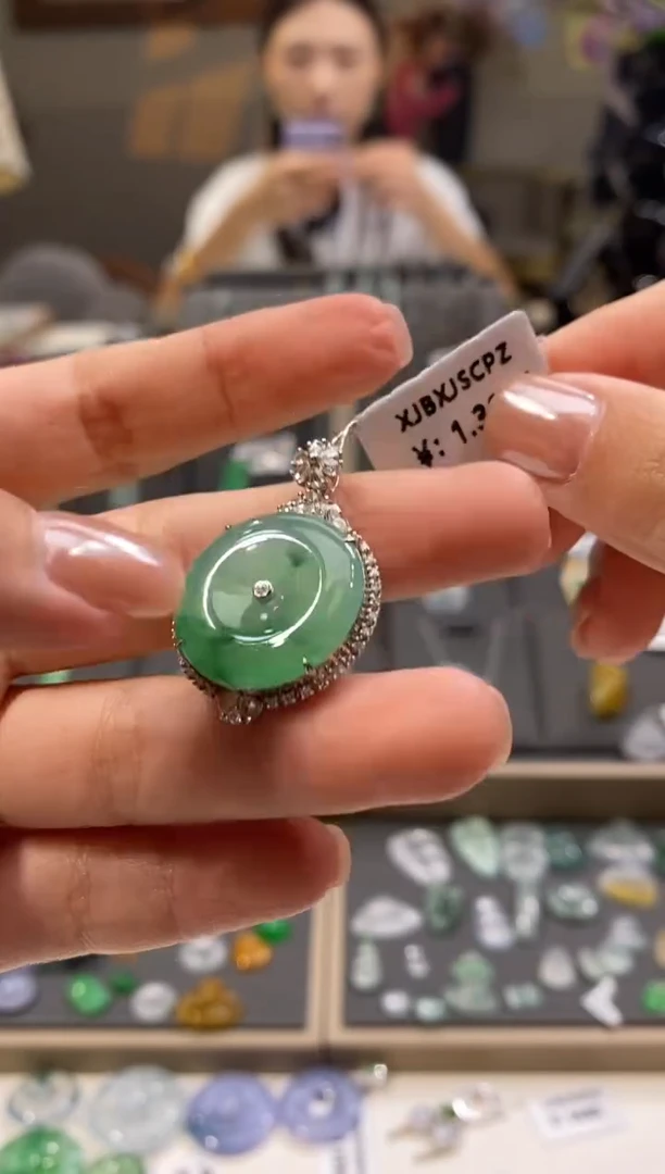 颈饰18K金镶嵌翡翠平安扣