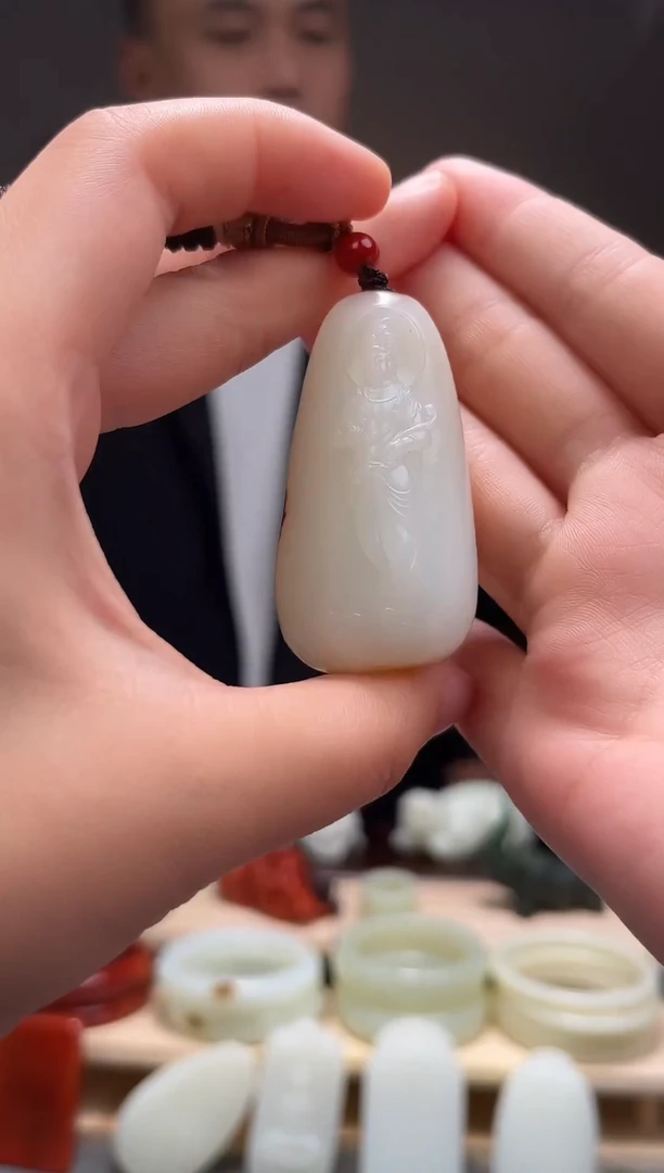 颈饰未镶嵌和田玉吊坠