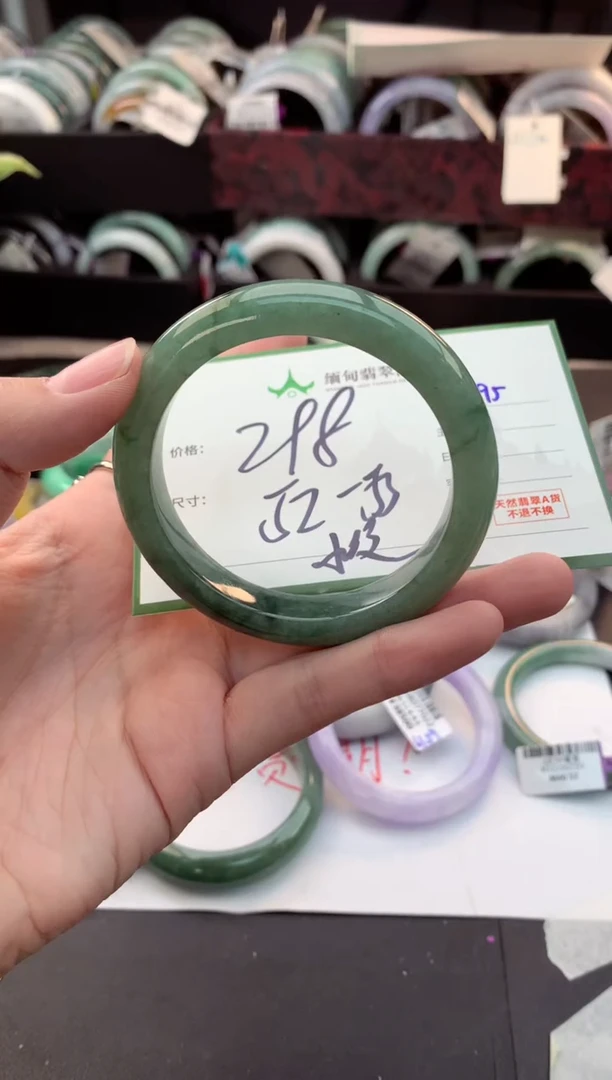 定制翡翠未镶嵌?****?毛货需精细抛光+多人
