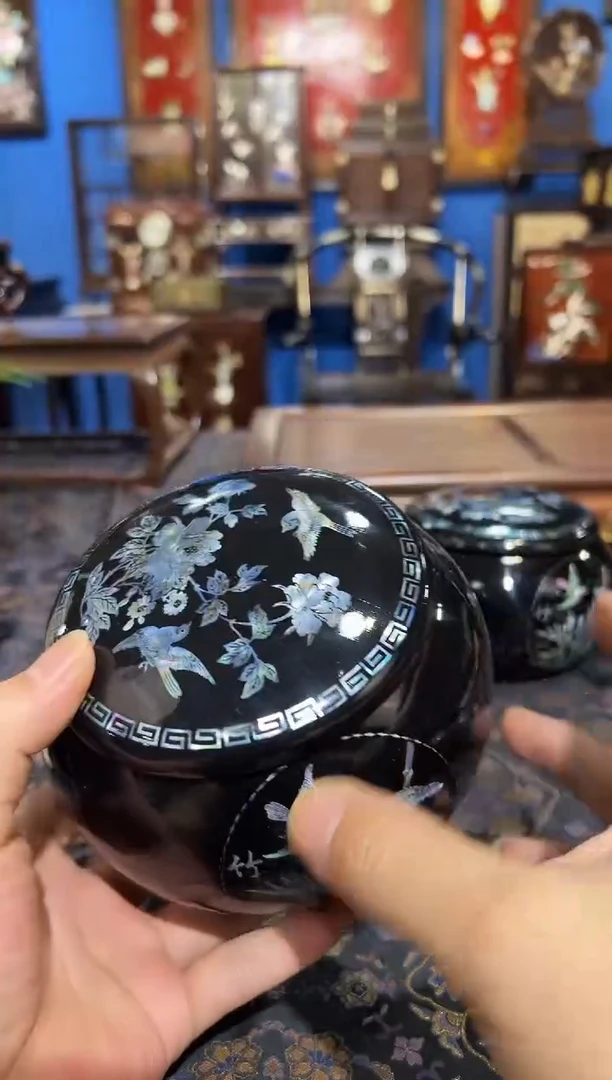 条纹乌木类成套家具罐子
