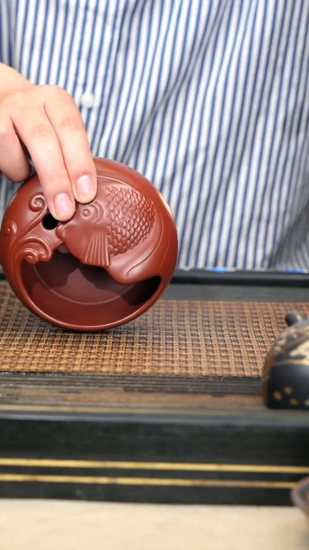 25《鱼纹烟灰缸》朱泥