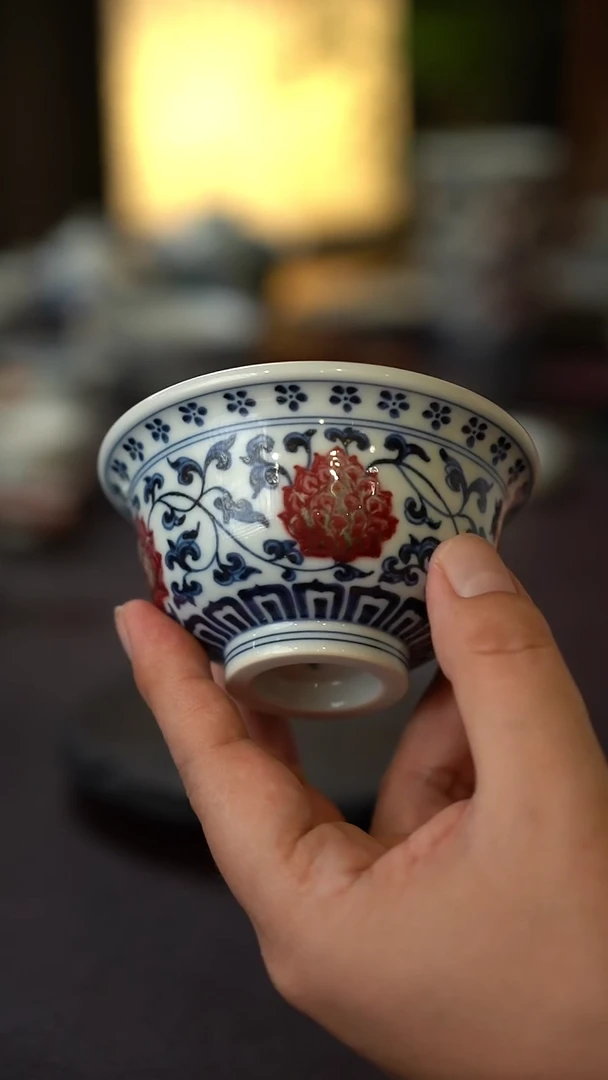 32号景德镇全手工手绘青花釉里红缠枝莲压手杯（大）