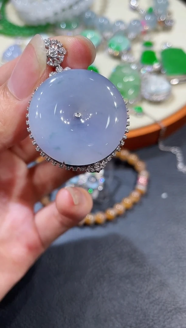 颈饰18K金镶嵌翡翠平安扣