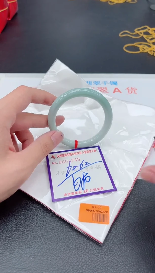 翡翠手镯未镶嵌1