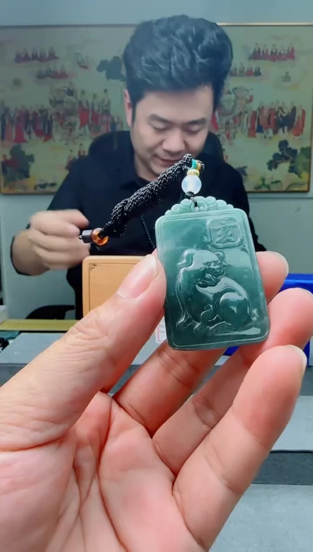 【闪购商品】翡翠颈饰未镶嵌猪