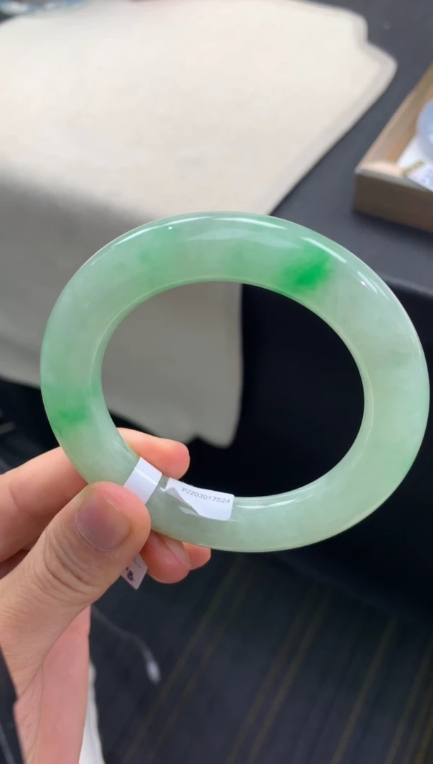 未镶嵌手镯翡翠丘**秋退货需手镯吊牌标签完好