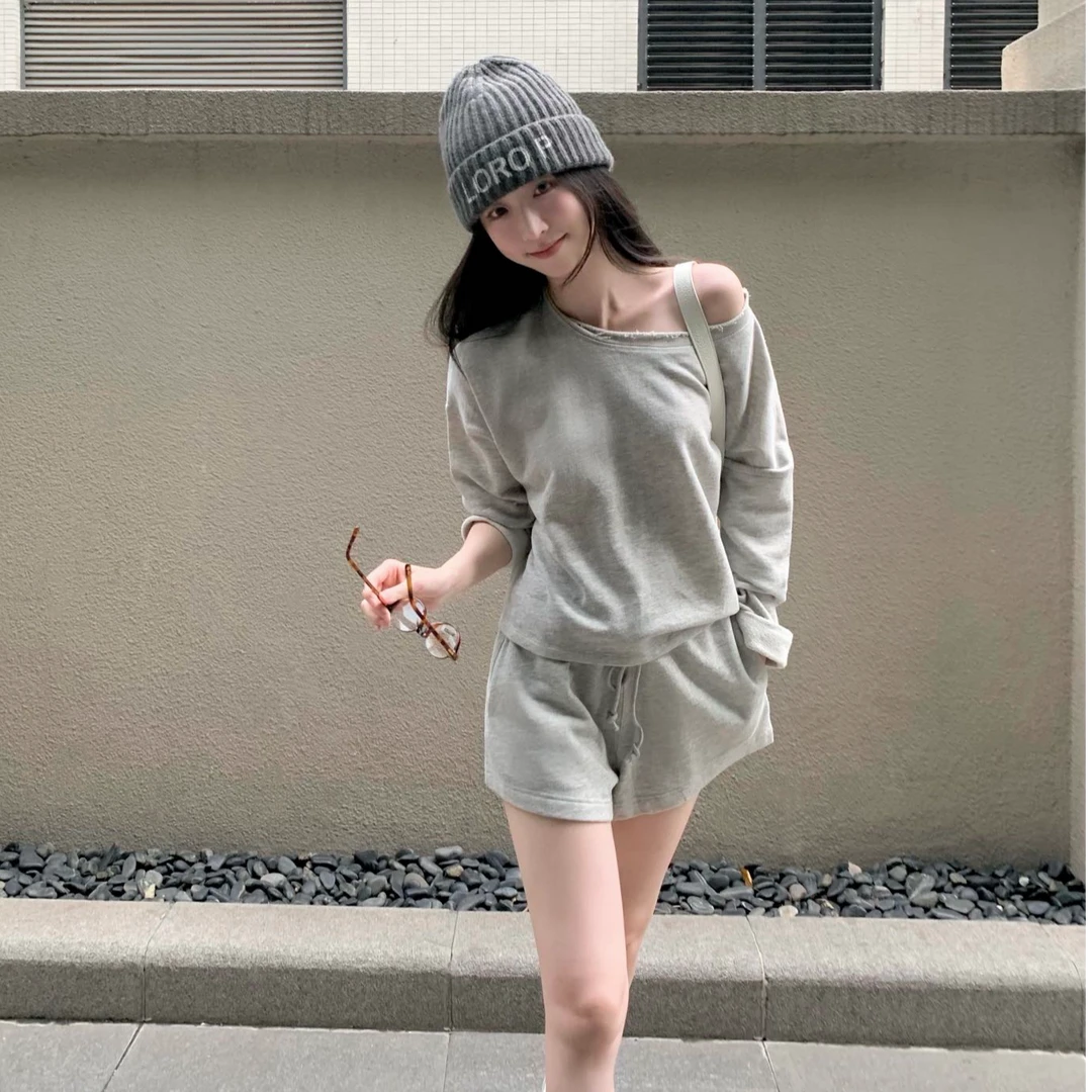 慵懒风灰色斜肩套头上衣女装秋季新款休闲时尚短裤2025超火一整套