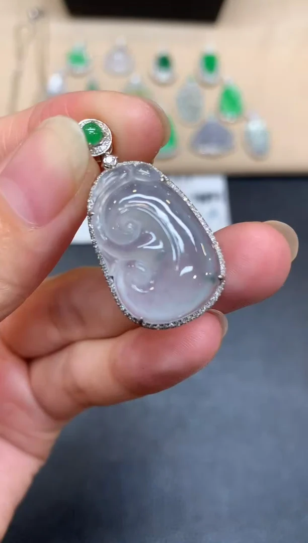 颈饰18K金镶嵌翡翠如意【无服务费