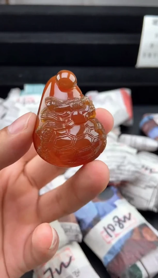 琥珀颈饰未镶嵌棕蜜珀龙龟吊坠