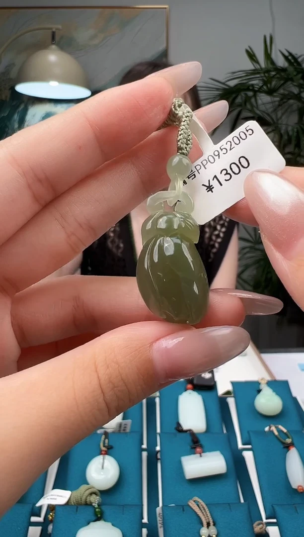 颈饰未镶嵌和田玉吊坠  PP