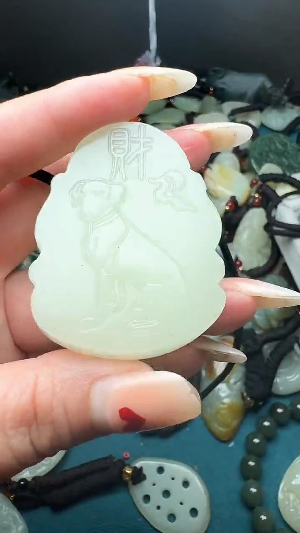 和田玉未镶嵌颈饰狗