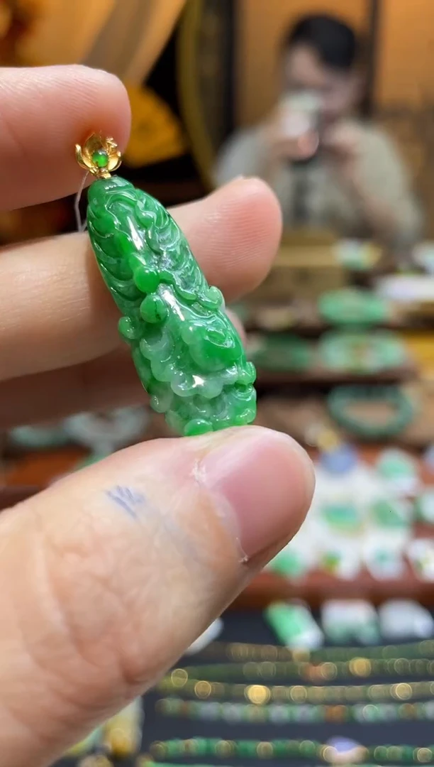 颈饰18K金镶嵌翡翠白菜