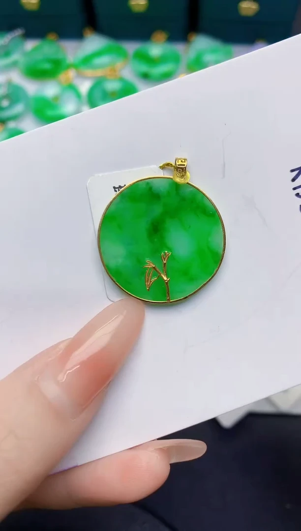 颈饰18K金镶嵌翡翠缅甸天然翡翠A货