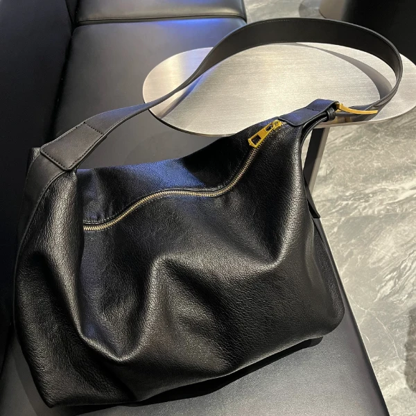 左千户黑色高级软皮大容量斜挎包百搭休闲包男款斜挎包男生包包