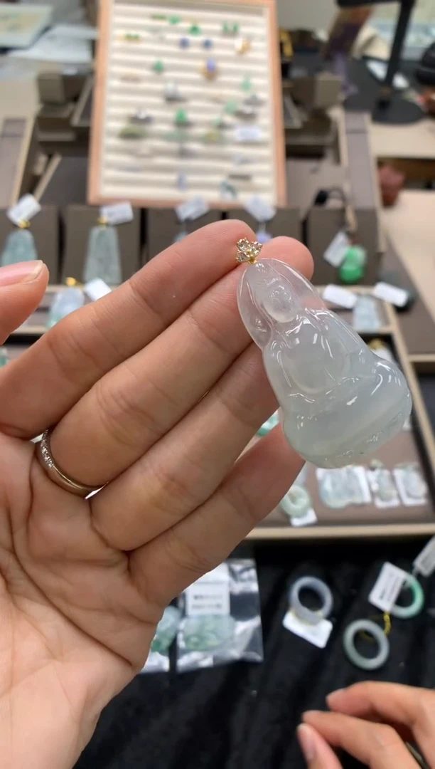 颈饰18K金镶嵌翡翠素衣