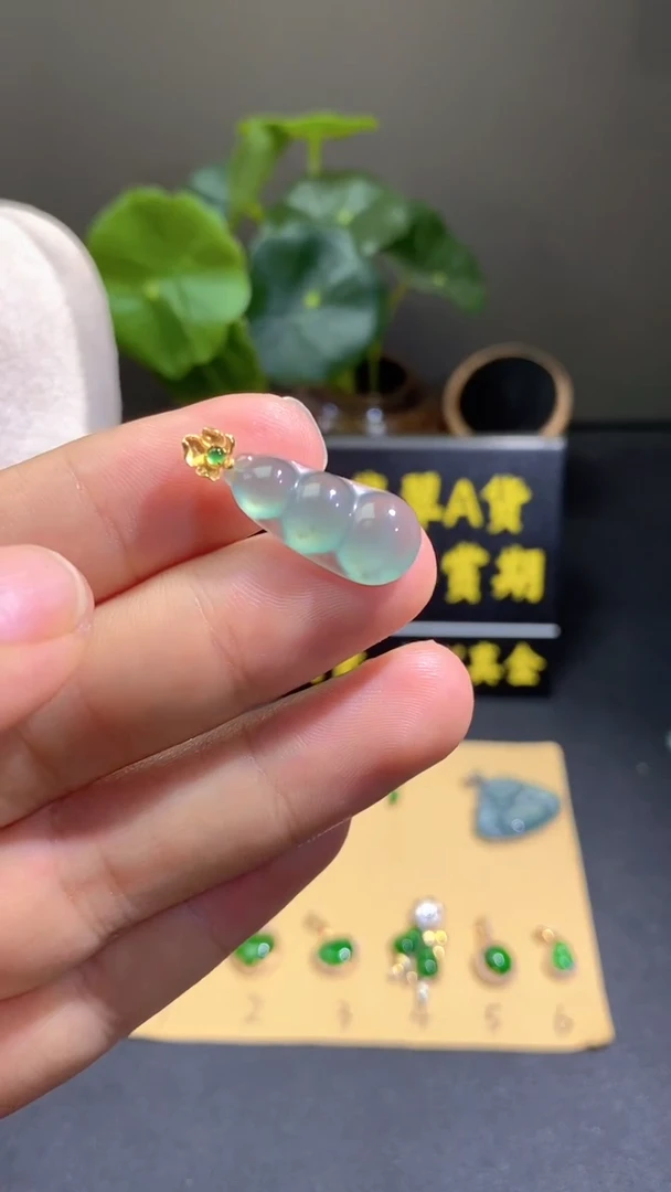 颈饰18K金镶嵌翡翠翡翠A货