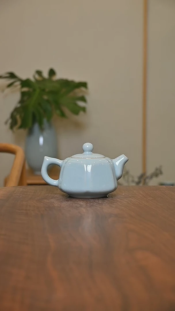 六合泰平壶 天青 微瑕 朱家汝窑款