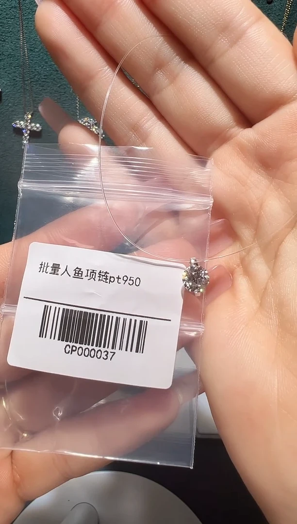铂Pt950镶嵌颈饰合成钻石用****佳人鱼之泪