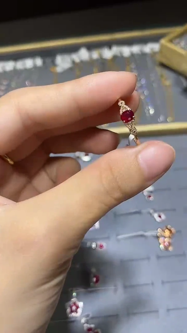18K金镶嵌戒指红宝石