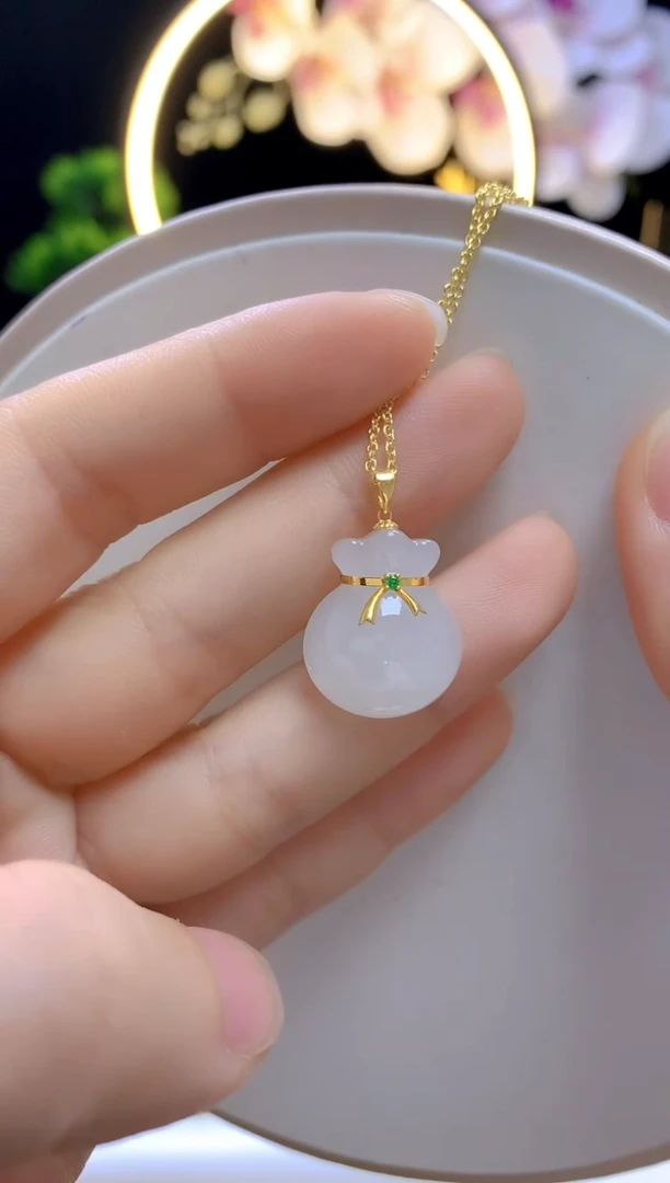 和田玉18K金镶嵌吊坠(赠链)白玉钱袋