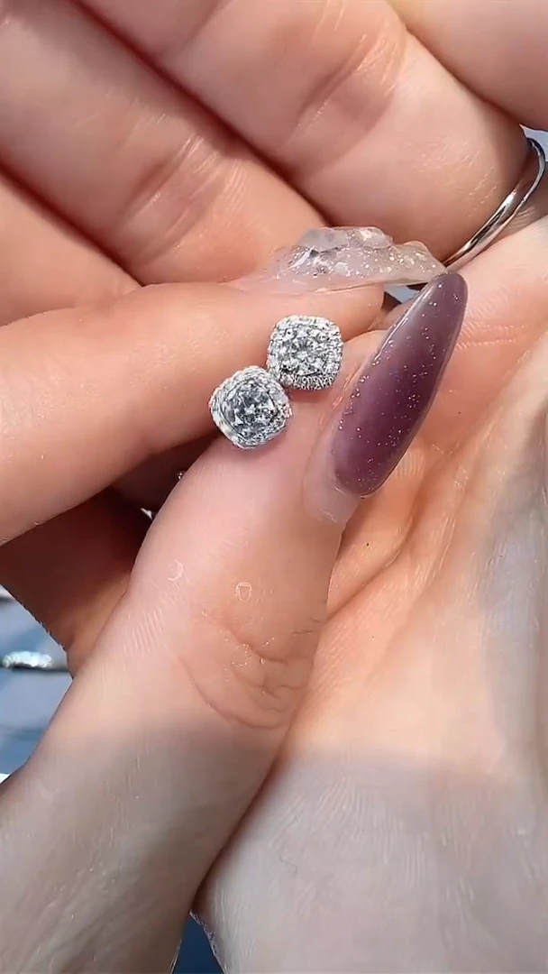 耳钉18K金镶嵌钻石耳钉