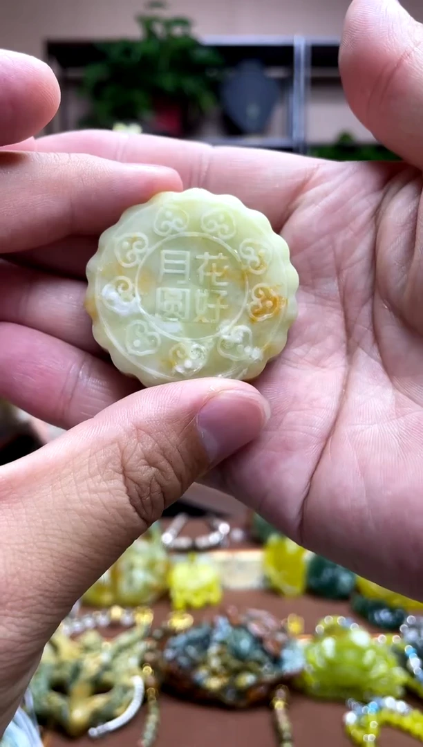 未镶嵌岫玉颈饰·