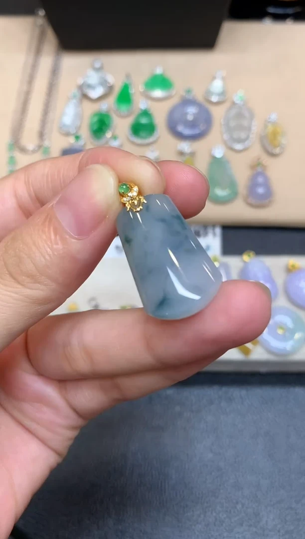 颈饰18K金镶嵌翡翠无事牌【无服务费